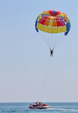 Mavi gökyüzünde parasailing
