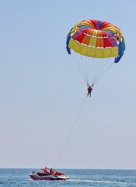 Mavi gökyüzünde parasailing