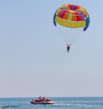 Mavi gökyüzünde parasailing