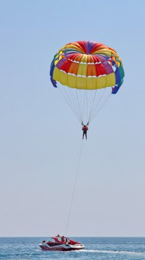 Mavi gökyüzünde parasailing