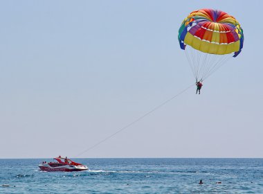 Mavi gökyüzünde parasailing