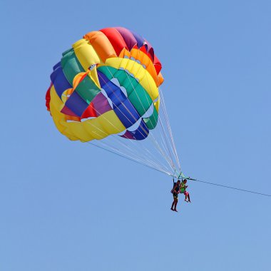 Mavi gökyüzünde parasailing