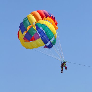 Mavi gökyüzünde parasailing