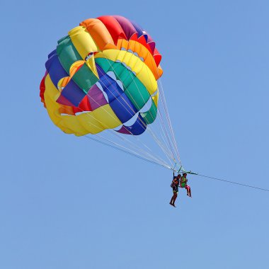 Mavi gökyüzünde parasailing