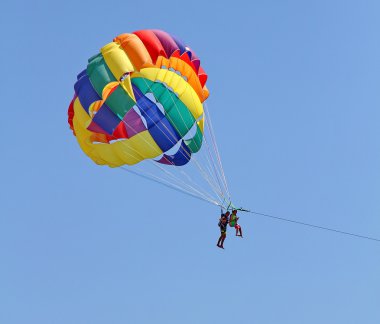 Mavi gökyüzünde parasailing