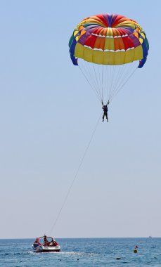 Mavi gökyüzünde parasailing