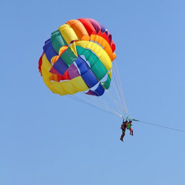 Mavi gökyüzünde parasailing