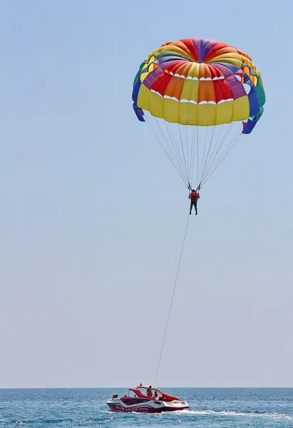 Parasailing in a blue sky — Stock Photo, Image