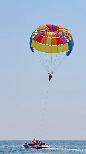 Parasailing in un cielo blu — Foto Stock