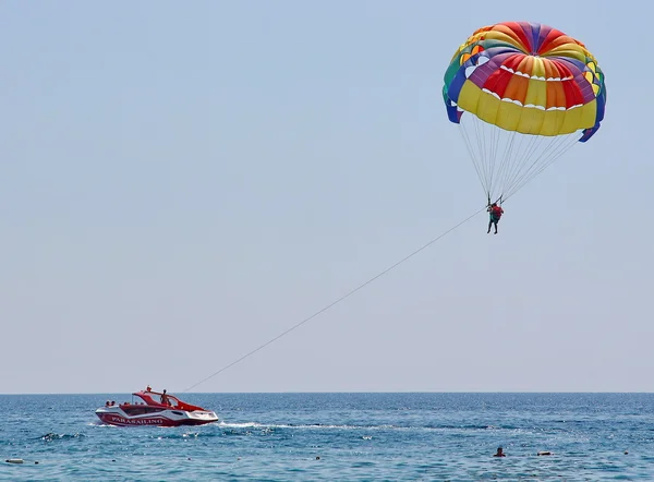 Parasailing in a blue sky — Stock Photo, Image