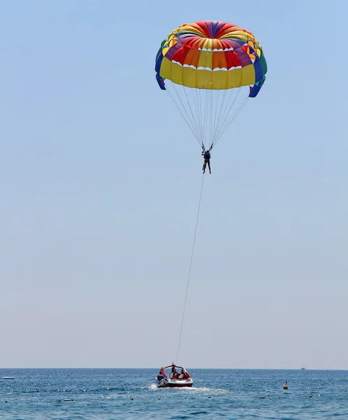Mavi gökyüzünde parasailing — Stok fotoğraf