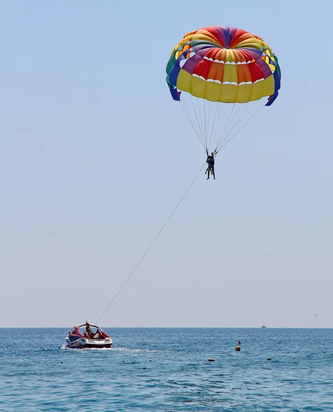 Parasailing in blauem Himmel — Stockfoto