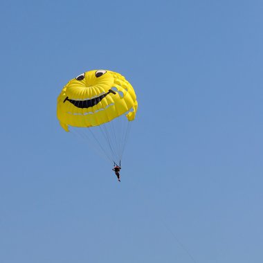 Mavi gökyüzünde parasailing