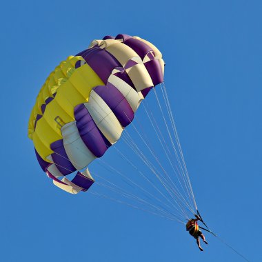 Mavi gökyüzünde parasailing