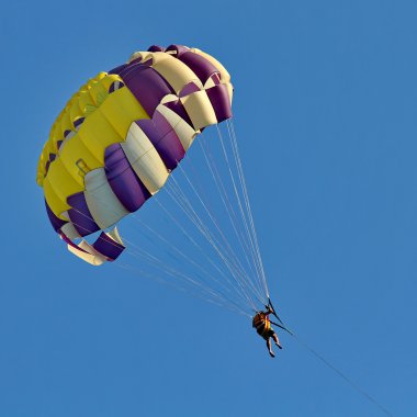 Mavi gökyüzünde parasailing