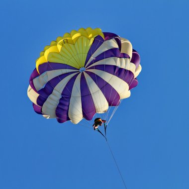 Mavi gökyüzünde parasailing