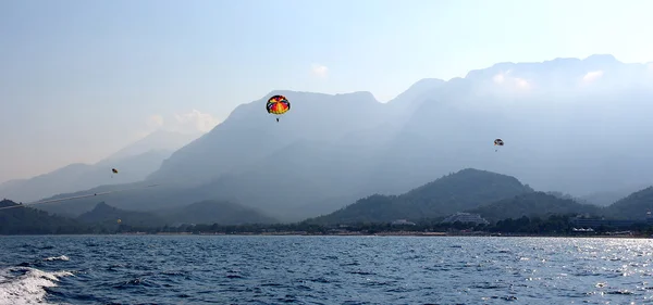 Parasailing in a blue sky — Stock Photo, Image