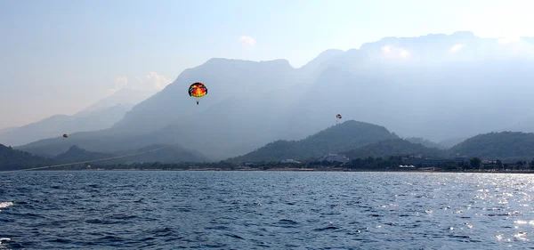 Parasailing in a blue sky — Stock Photo, Image