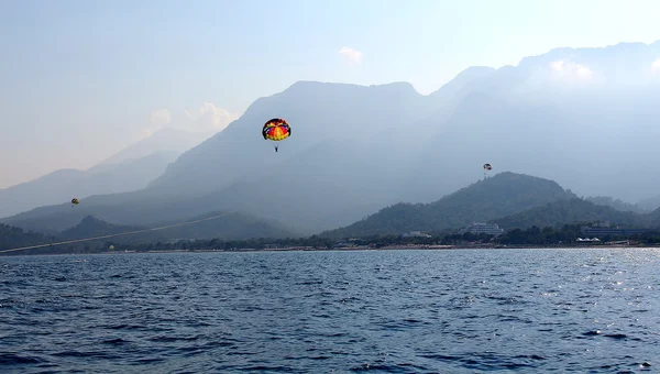 Parasailing in a blue sky — Stock Photo, Image