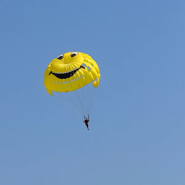 青い空にパラセー リング — ストック写真