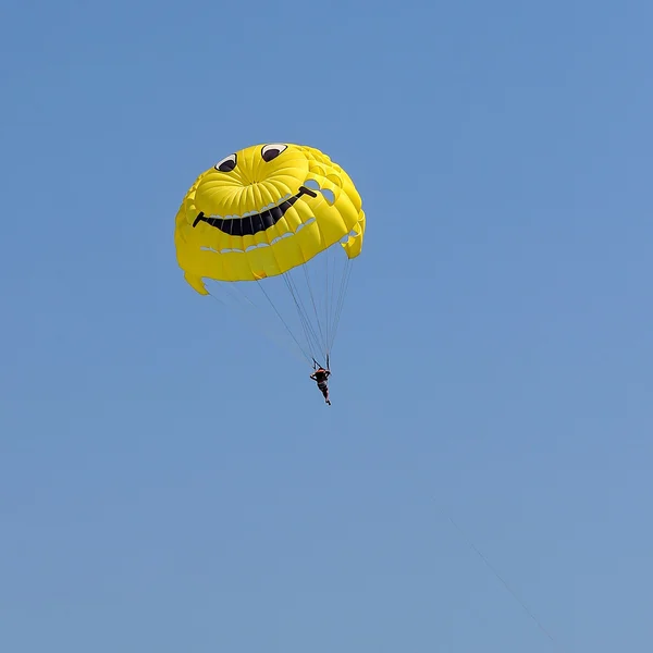 青い空にパラセー リング — ストック写真