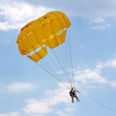 Deniz beach yakınındaki mavi gökyüzünde parasailing