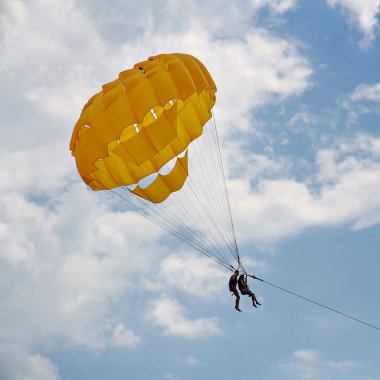 Deniz beach yakınındaki mavi gökyüzünde parasailing