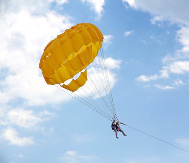 Deniz beach yakınındaki mavi gökyüzünde parasailing