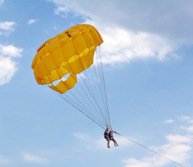 Deniz beach yakınındaki mavi gökyüzünde parasailing