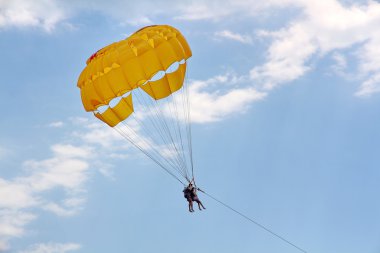 Deniz beach yakınındaki mavi gökyüzünde parasailing