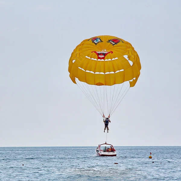 Parasailing in einem blauen Himmel in der Nähe von Meeresstrand — Stockfoto