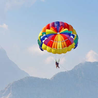 Deniz beach yakınındaki mavi gökyüzünde parasailing