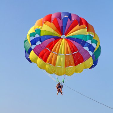 Deniz beach yakınındaki mavi gökyüzünde parasailing
