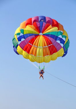 Deniz beach yakınındaki mavi gökyüzünde parasailing