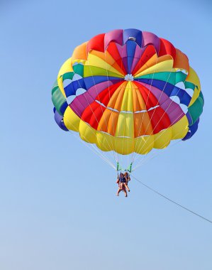 Deniz beach yakınındaki mavi gökyüzünde parasailing