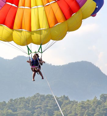 Deniz beach yakınındaki mavi gökyüzünde parasailing