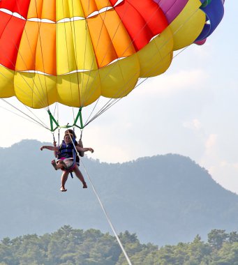 Deniz beach yakınındaki mavi gökyüzünde parasailing