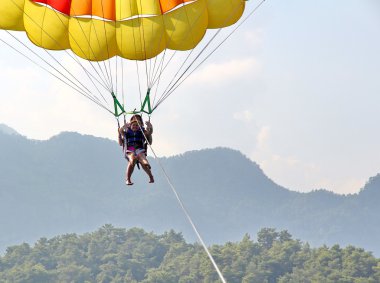 Deniz beach yakınındaki mavi gökyüzünde parasailing