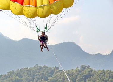 Deniz beach yakınındaki mavi gökyüzünde parasailing