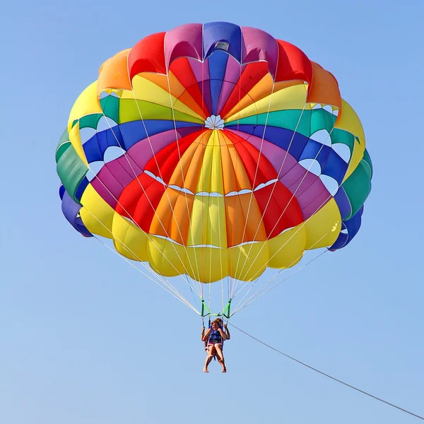 Deniz beach yakınındaki mavi gökyüzünde parasailing — Stok fotoğraf