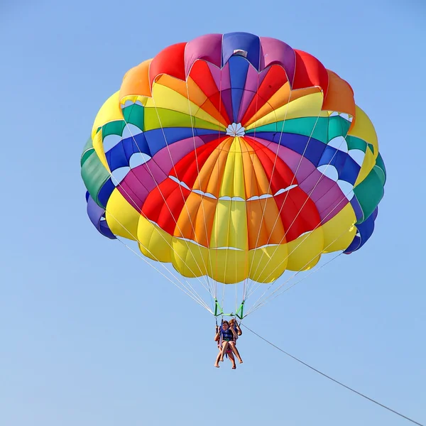 Parasailing in einem blauen Himmel in der Nähe von Meeresstrand — Stockfoto