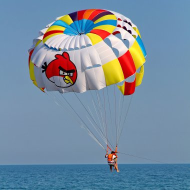 Mavi gökyüzünde parasailing.