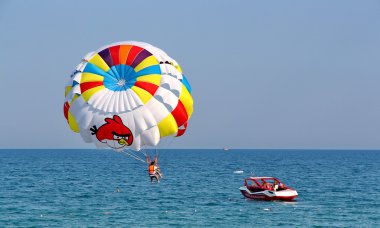 Mavi gökyüzünde parasailing.