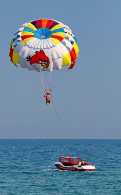 Mavi gökyüzünde parasailing.