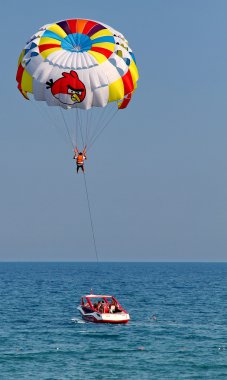 Mavi gökyüzünde parasailing.