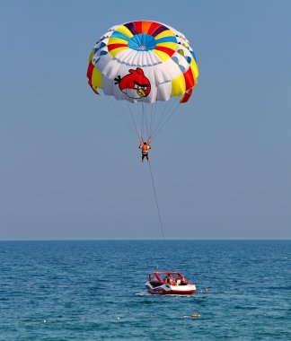 Mavi gökyüzünde parasailing.