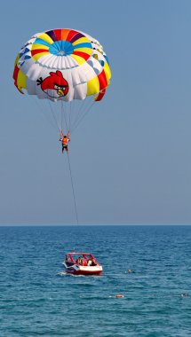 Mavi gökyüzünde parasailing.