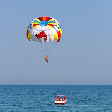 Mavi gökyüzünde parasailing.