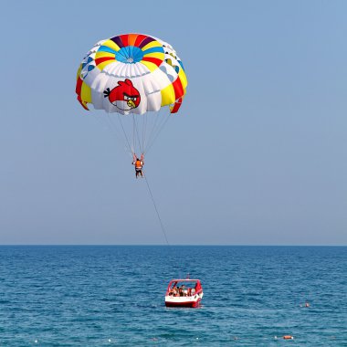 Mavi gökyüzünde parasailing.