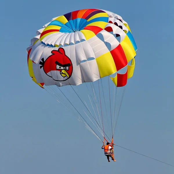 Parasailing in blauem Himmel. — Stockfoto